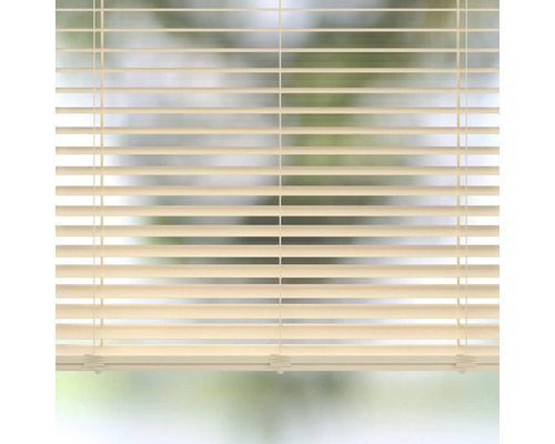 Horizontale Jalousie vor einem Fenster zur Lichtregulierung.