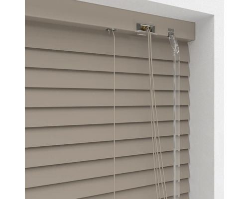 Geschlossene Jalousie zur Fensterdekoration