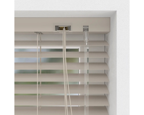 Detailansicht einer horizontalen Jalousie am Fenster