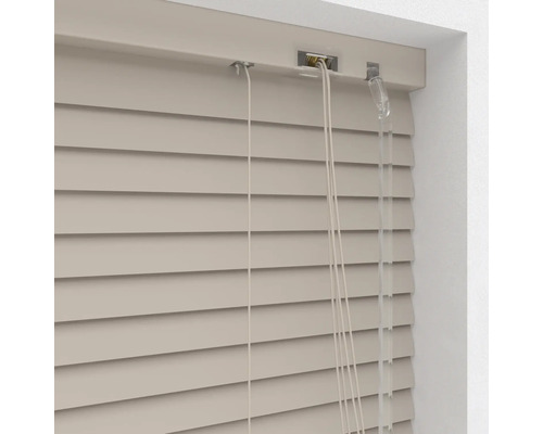 Detailansicht einer horizontalen Jalousie mit Zugschnüren und Bedienelementen