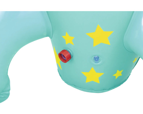 Detailansicht eines aufblasbaren Wasserspielzeugs mit Sternenmuster und rotem Wasseranschluss