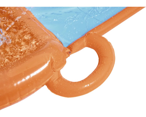 Detailansicht einer aufblasbaren Wasserrutsche mit Wasser