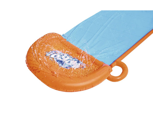 Wasserspritzer auf einer aufblasbaren Wasserrutsche im Garten