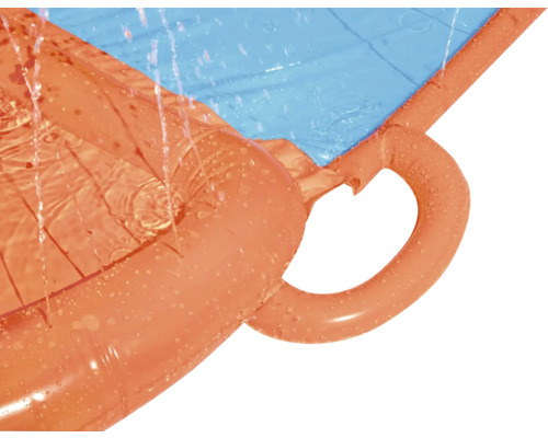 Detail einer aufblasbaren Wasserrutsche mit Wasser