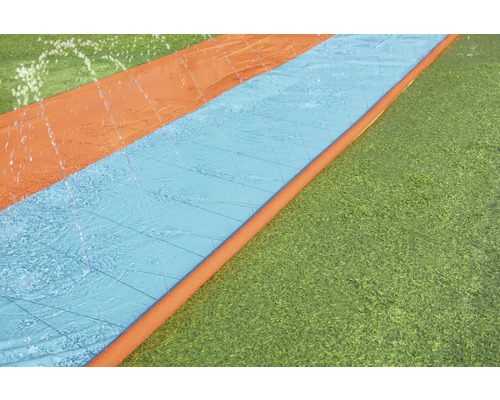 Wasserrutsche auf einer Rasenfläche