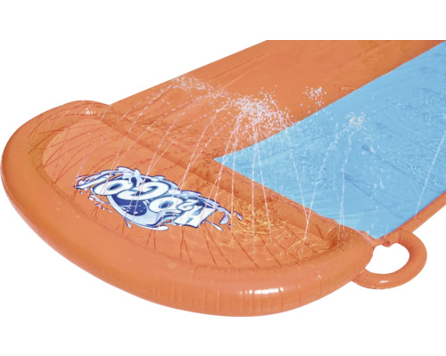 Aufblasbare Wasserrutsche mit Wasserspritzern für den Garten