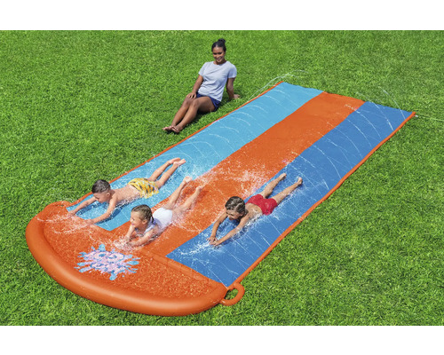 Wasserrutsche mit spielenden Kindern im Garten