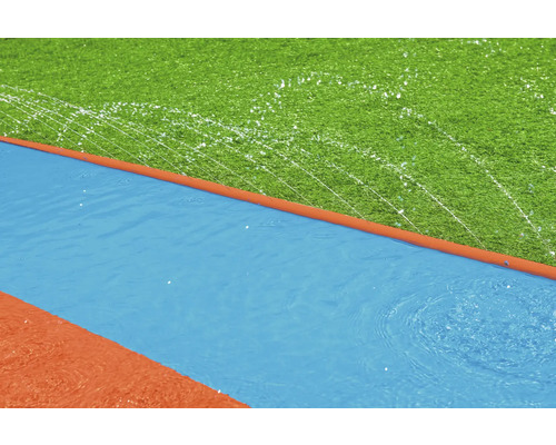 Wasserspielbahn für den Garten mit Sprinkleranlage auf Rasen