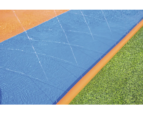 Wassersprinkler auf Wasserrutsche im Garten