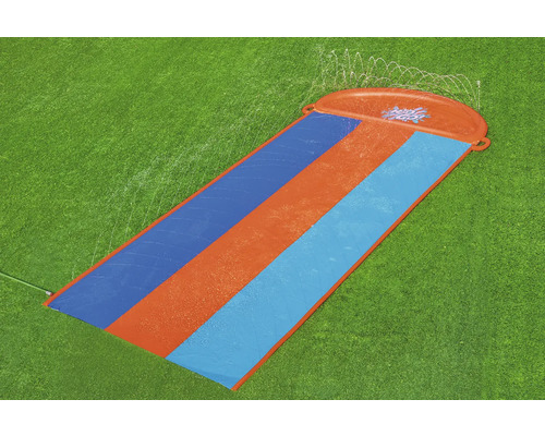 Wassersprinklerbahn auf einer Rasenfläche