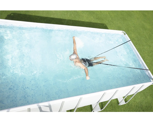 Schwimmbecken mit schwimmender Person und Zugseil