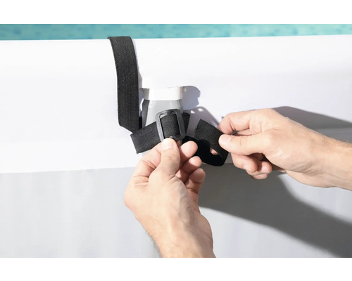 Detailaufnahme eines Pool Sicherheitszauns mit einer Person, die einen Gurt befestigt.