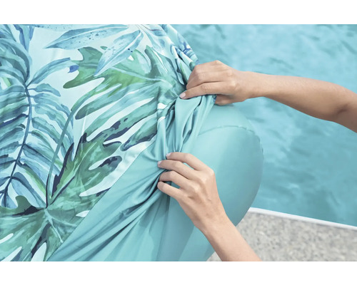 Poolabdeckung mit Blättermuster wird über einen Pool gelegt