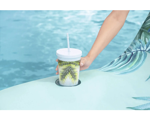 Becher mit Deckel und Strohhalm im Getränkehalter am Pool