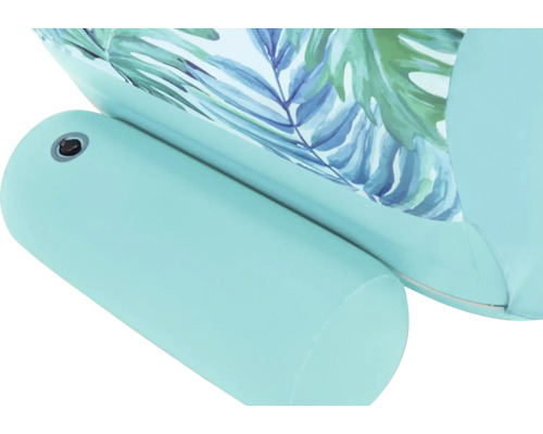 Detailansicht eines aufblasbaren Schwimmsessels mit Pflanzenmuster