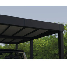 Detailansicht eines Carports mit Aluminiumstruktur und Dachpaneelen