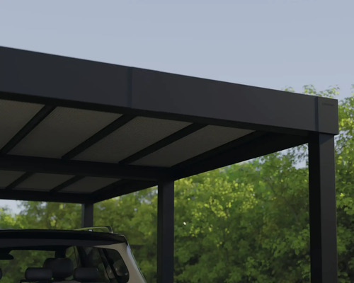 Detailansicht eines Carports mit Aluminiumstruktur und Dachpaneelen