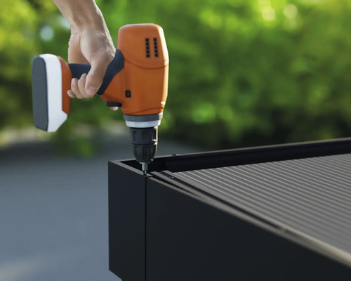 Akkuschrauber beim Verschrauben eines schwarzen Beetes