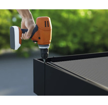 Akkuschrauber beim Verschrauben eines Objekts