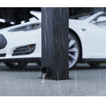 Szene mit Regen, Regenwasserabflussrohr und Auto