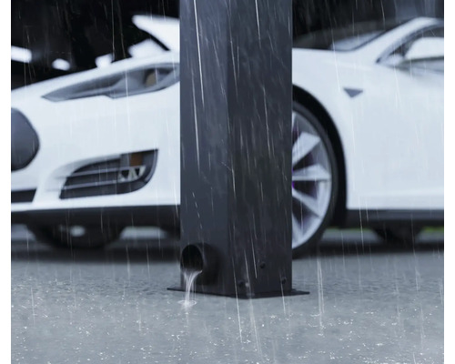 Szene mit Regen, Regenwasserabflussrohr und Auto