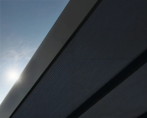 Nahaufnahme einer Terrassenüberdachung vor blauem Himmel