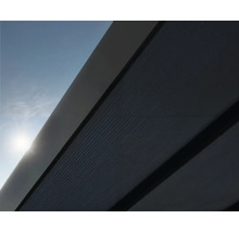 Detailansicht einer Terrassenüberdachung mit Sonnenschutz