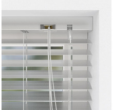 Detailansicht einer weißen Jalousie am Fenster zur Lichtregulierung