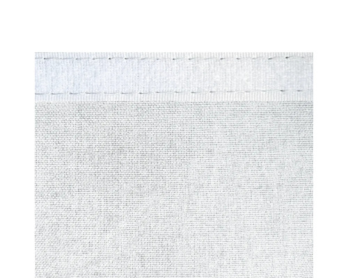 Nahaufnahme von hellem Stoff mit Naht