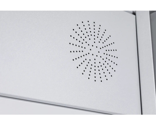 Detailansicht einer perforierten Metalltür eines Schranks