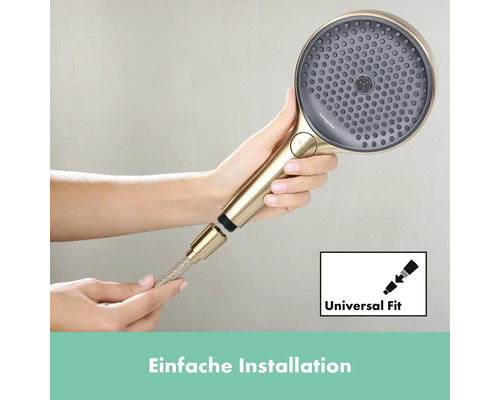 Handbrause in Goldoptik wird an Duschschlauch montiert