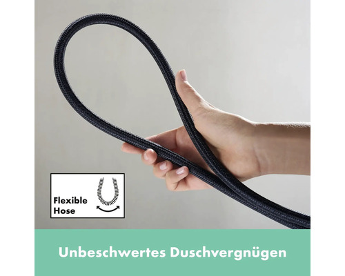 Flexible Duschbrause Schlauch in der Hand