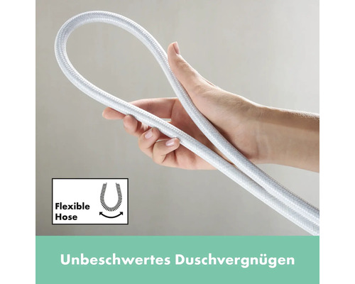 Flexible Duschschlauch in der Hand