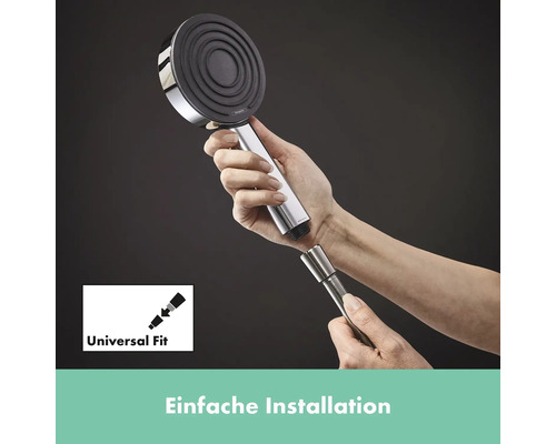 Eine Person montiert einen Handbrausekopf aus Metall an einen Duschschlauch.
