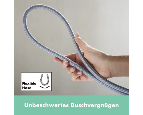 Flexible Duschschlauch in einer Hand gehalten