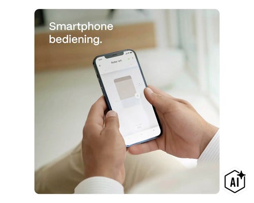 Eine Person steuert Rollläden bequem über eine Smartphone App für Smart Home Anwendungen. (Image AI modified or generated)