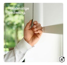 Handbedienung eines Rollos mittels Kettenzug mit einem Metallgriff an einem Fenster (Image AI modified or generated)