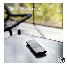 Eine flache Fernbedienung mit Steuertasten liegt auf einem Tisch in einem Wohnbereich. (Image AI modified or generated)