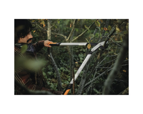 Eine Person benutzt eine Getriebeastschere, um Äste zu schneiden.