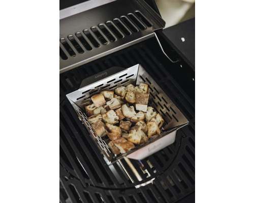 Enders Grillkorb mit Brotwürfeln auf einem Grill