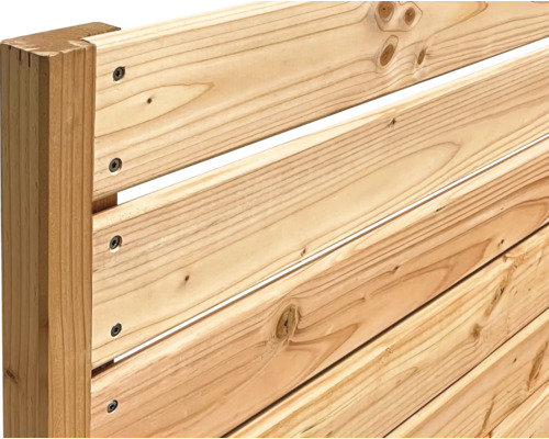 Holzzaun mit Schrauben befestigt