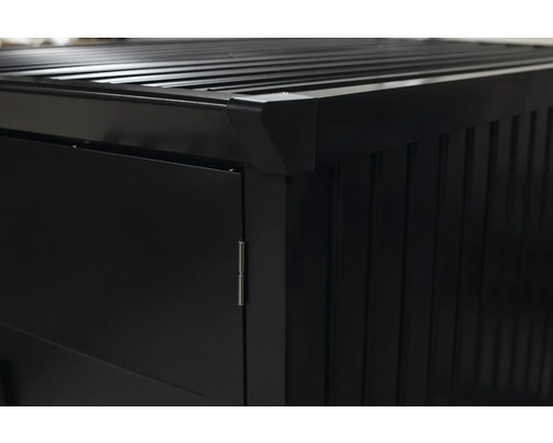 Detailansicht eines Geräteschranks mit Tür und Lamellendach