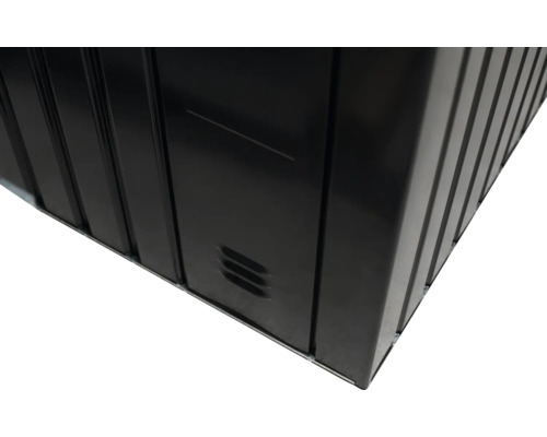 Detailansicht einer Gerätebox mit Lüftungsschlitzen