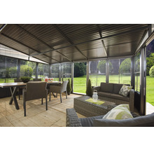 Verglaster Pavillon mit Sitzgruppe und Esstisch im Garten