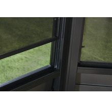 Detailansicht eines Insektenschutzgitters in einem Fensterrahmen