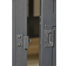 Detailansicht eines Metallgartentors mit Verschlussmechanismus