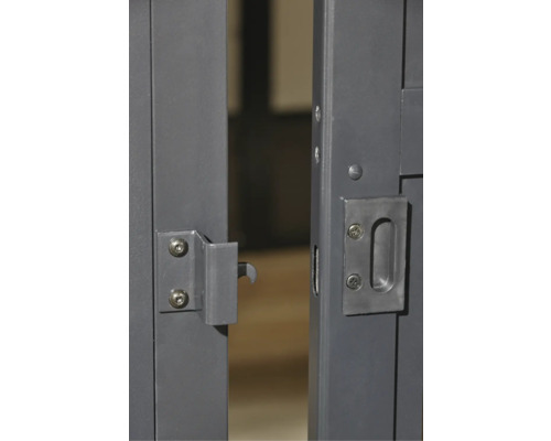 Detailansicht eines Metallgartentors mit Verschlussmechanismus