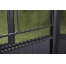 Detailansicht eines Pavillons mit Fenstergitter
