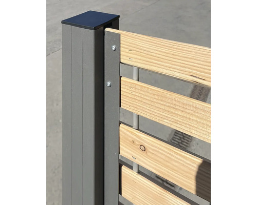 Detailansicht eines Zaunpfostens mit Holzzaunelementen