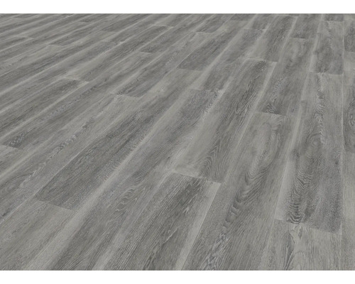 Nahaufnahme von verlegtem Laminatboden mit Holzoptik